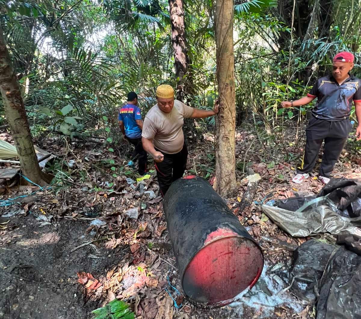 Polsek Pulau Bacan Musnahkan satu Tempat Penyulingan Cap Tikus di Desa Marabose